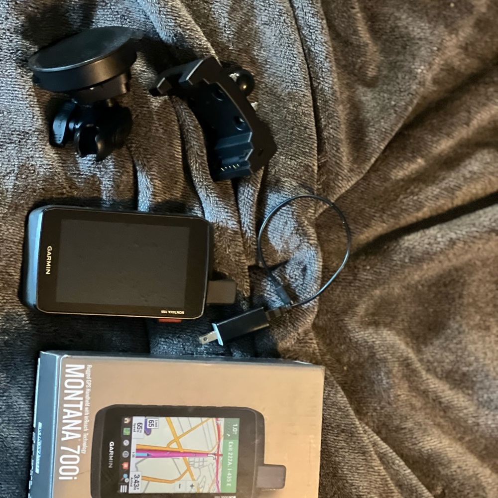 Garmin Montana 700i GPS Handheld Touchscreen Navigator/Satellite-Like New
